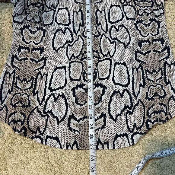 Cabi snakeskin animal print blouse size M - Picture 11 of 13
